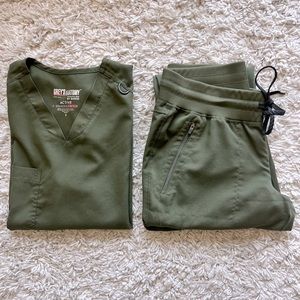 Grey’s Anatomy Women’s Scrubs - small petite